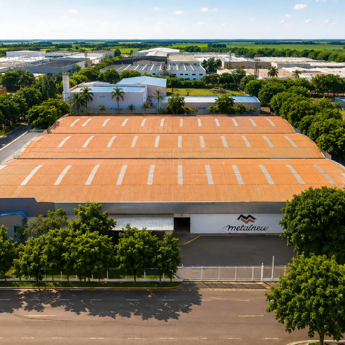 Vista aérea da fachada da fábrica Metalnew em Birigui, São Paulo, com o logotipo da marca na entrada principal